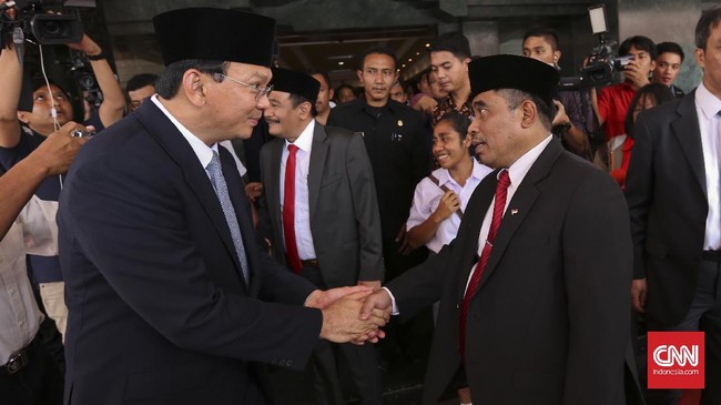 Sumarsono menyebut, Pemprov DKI Jakarta berada di luar pagar, artinya tidak melibatkan diri dalam kasus dugaan penistaan agama yang dilakukan Ahok.