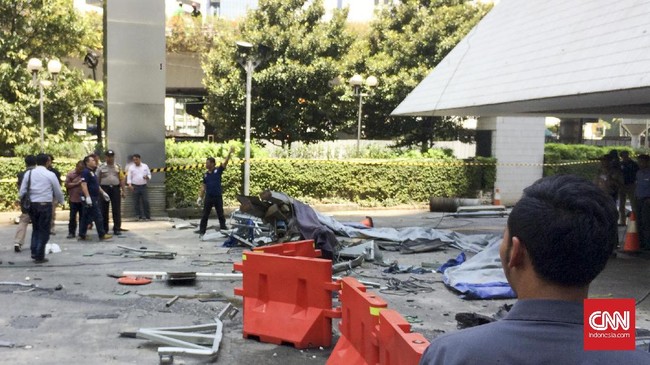 Gondola gedung Intiland Tower jatuh dari lantai 23 siang ini. Satu orang dikabarkan tewas dalam kejadian itu.