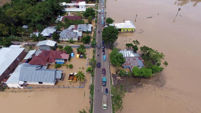 Banjir Rendam Tiga Desa di Gorontalo, 275 KK Terdampak Banjir merendam tiga desa di Kabupaten Gorontalo, Jumat (17/9) siang. Sebanyak 275 kepala keluarga dengan total 929 warga terdampak banjir.