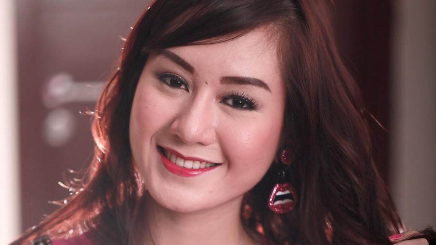 Rizuka Amor saat pemotretan di rumahnya