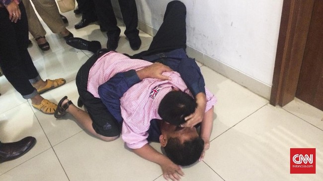 Bocah berusia 12 tahun Reyhan Satria mengajukan permohonan praperadilan untuk kasus yang dialami Rochadi, ayahnya, yang ditangkap oleh KPK.