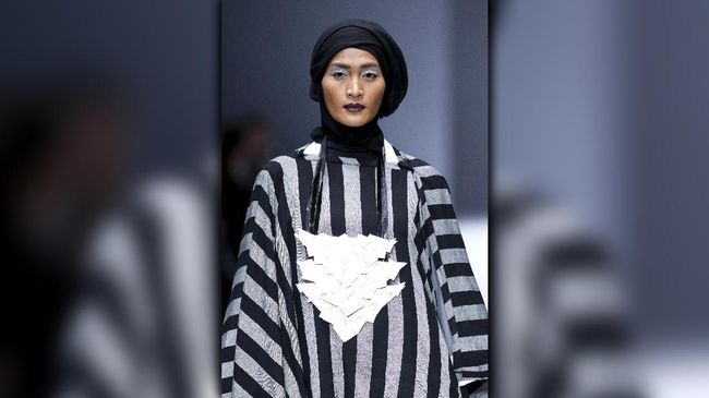 Dari Didiet Maulana hingga Wignyo Rahadi dan Lekat di Hati, sejumlah desainer Indonesia menggunakan kain tenun tradisional sebagai fokus rancangan mereka.