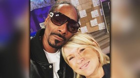 Martha dan Snoop Kompak di Dapur 'Bling-bling'