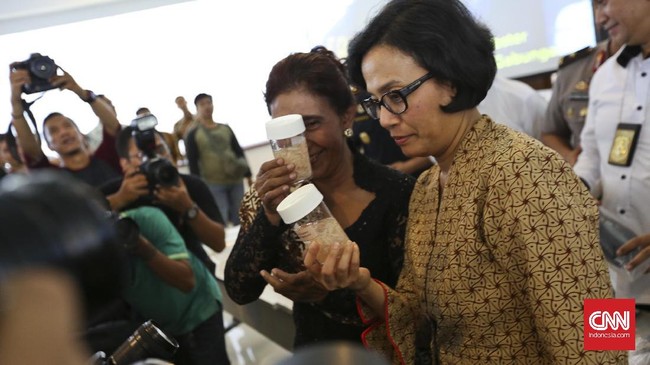 Masih lemahnya kinerja ekspor dan investasi membuat Menkeu Sri Mulyani khawatir, karena dampaknya pasti akan menekan penerimaan pajak negara. 