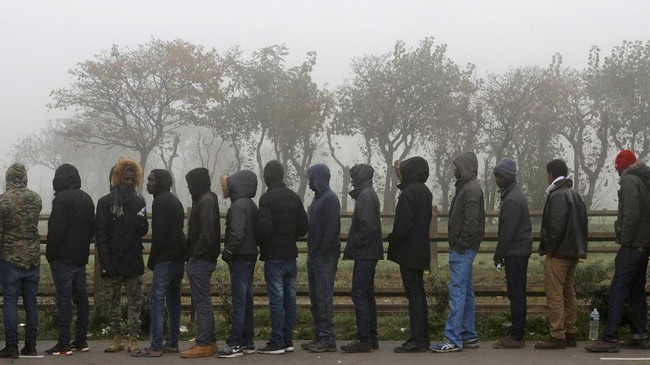 Di tengah penggusuran kamp-kamp pengungsi di Calais, Perancis, para imigran masih sempat menjual barang dagangan mereka, untuk yang terakhir kalinya.
