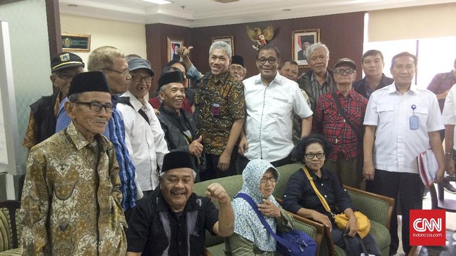 Forum '65 menolak pengangkatan Soeharto sebagai pahlawan nasional karena disebut sebagai pelanggar HAM dan akan menyakiti hati keluarga korban.