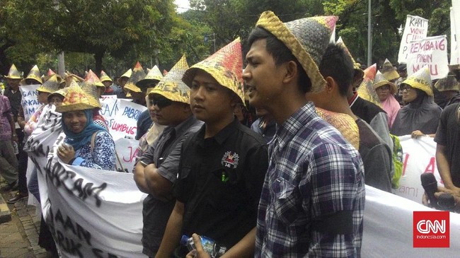 Sekitar 100 pekerja di kawasan pabrik PT Semen Indonesia (Persero) Tbk memprotes putusan MA soal  pembatalan izin lingkungan perusahaan.