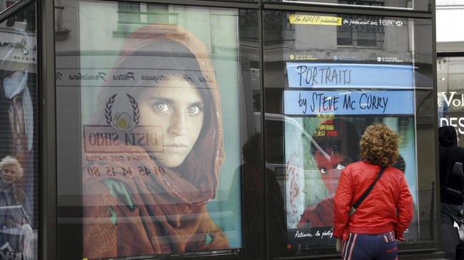 Wajah Sharbat Gula terkenal di seluruh dunia setelah menjadi sampul depan majalah National Geographic pada 1985, namun kini dia menderita. 
