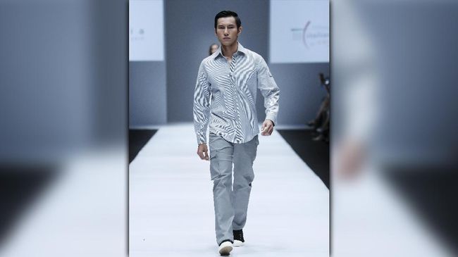 Lebih dikenal lewat koleksi busana wanitanya yang modern dan elegan, kini Ardistia mulai merancang busana untuk pria.