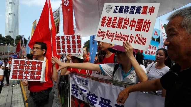 Lebih dari 10 ribu demonstran di Hong Kong berkumpul di parlemen, demi menuntut dua legislator segera dipecat karena melontarkan komentar anti-China.