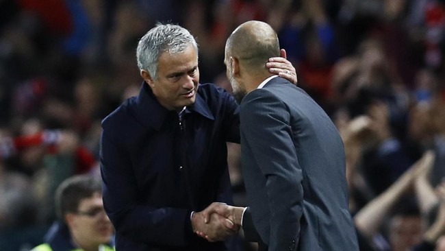 Manchester City di bawah Pep Guardiola menang 2-1 atas Manchester United arahan Jose Mourinho di Liga Primer Inggris. Di Piala Liga, kemenangan jadi milik Mou.