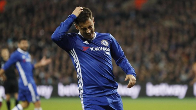 Radja Nainggolan menilai Eden Hazard punya potensi untuk meraih Ballon d'Or namun harus meningkatkan produktivitas golnya.