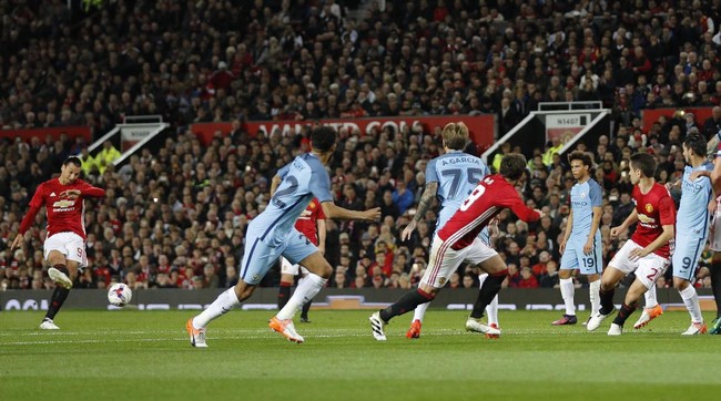 Pertandingan babak pertama di Old Trafford berjalan dengan tempo lambat. Manchester United dan Manchester City hanya menciptakan sedikit peluang.