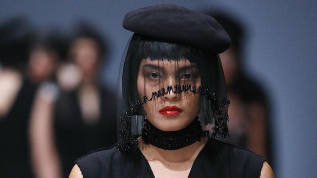 Meski menyebut koleksi terbarunya berkaitan dengan sosok Ibu, Patrick Owen menuangkan idenya dalam desain yang berjiwa muda dan romantis.