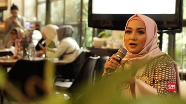 Penghargaan sebagai Wanita Inspiratif 2017 yang diterima desainer dan juga Direktur First Travel itu ditarik kembali oleh Forbes Indonesia.