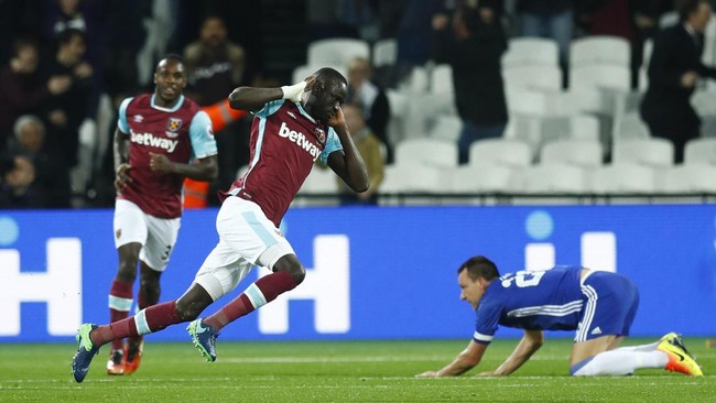 Chelsea tertinggal 0-1 dari tuan rumah West Ham United hingga jeda babak pertama pada laga babak 16 besar Piala Liga.