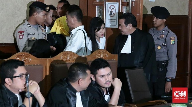 Pengacara Jessica, Otto Hasibuan mengaku kecewa atas putusan Majelis Hakim. Dia menyebut ada lonceng kematian hukum di pengadilan.