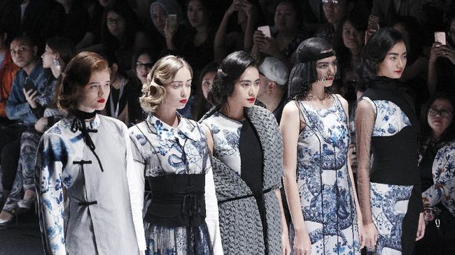 Sekalipun Jakarta Fashion Week (JFW) 2017 telah usai, para desainer terus mengestafet kreativitas di parade fesyen berikutnya.
