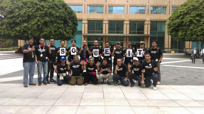 Sebanyak 40 orang pekerja Chevron Geothermal Salak di daerah Sukabumi menuruni gunung Salak untuk melakukan aksi damai di kantor pusat Jakarta.