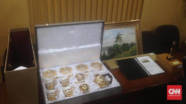 Perusahaan minyak asal Rusia, Rosneft memberikan hadiah ke Jokowi, berupa lukisan pemandangan alam, seperangkat alat penyaji minum teh, dan sebuah plakat.