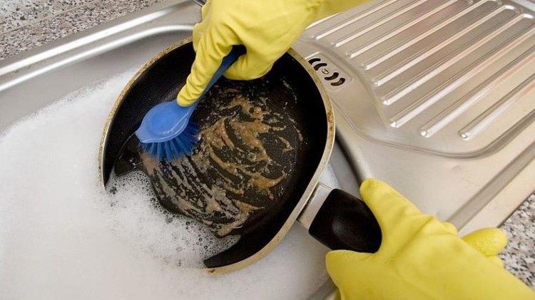 Ternyata baking soda bisa membersihkan alat dapur lho, Bunda. Begini caranya.