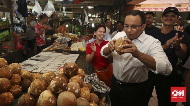 Pasar tradisional tidak hanya sekadar transaksi ekonomi, melainkan tempat interaksi antara penjual dan pembeli selama berpuluh-puluh tahun.