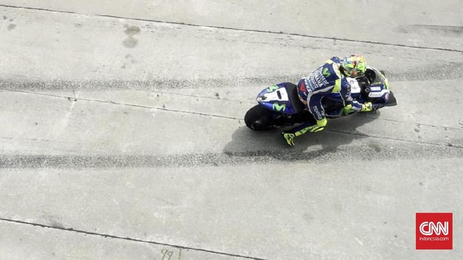 Meski sempat absen satu bulan karena cedera, Andrea Iannone mampu memaksa Valentino Rossi bertarung dengan sengit di gelaran GP Malaysia.