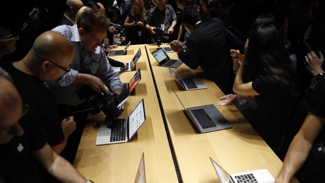 Meningkatnya pengapalan MacBook Pro sepanjang 2017 membantu Apple menyalip posisi Asus di peringkat empat produsen notebook dunia.