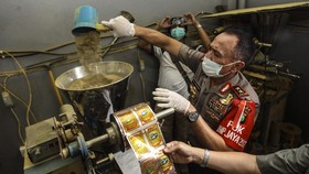 Polisi Gerebek Pabrik Obat dan Jamu Palsu di Cakung