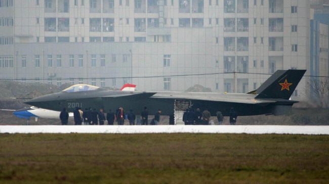 China akan memamerkan jet tempur siluman J-20 yang merupakan pesaing F-22 Raptor AS dalam pameran penerbangan di kota Zhuhai.