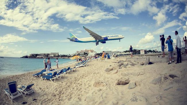 Pantai Maho bersebelahan dengan Bandara Princess Juliana. Sensasi pesawat melintas di atas kepala memang menjadi magnet kedatangan wisatawan.