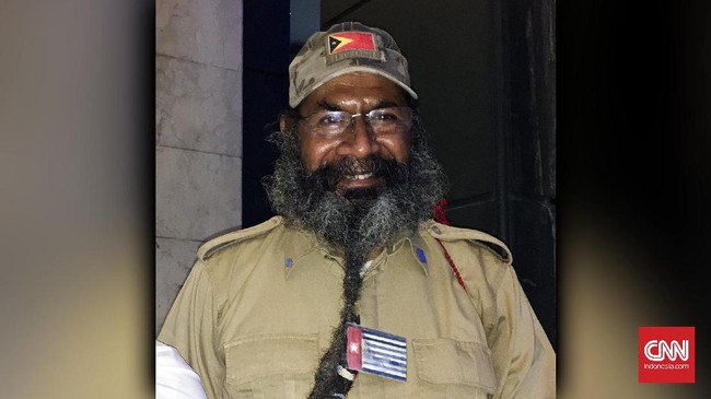 Aktivis Papua, Filep Karma, sempat diamankan polisi Bandara Soekarno Hatta pada Selasa (2/1) malam. Penyebabnya adalah pin bintang kejora di baju Filep.