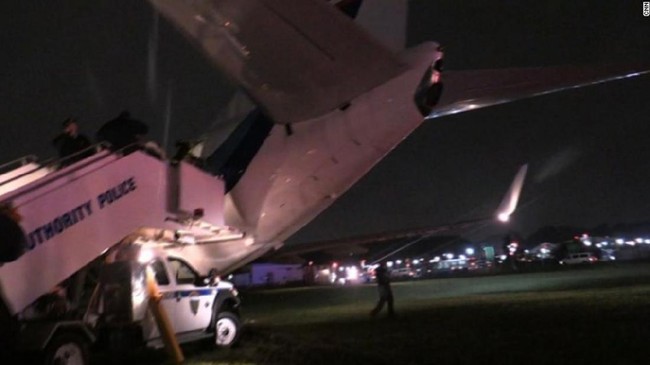 Pesawat yang membawa Mike Pence, calon wakil presiden Amerika Serikat dari Partai Republik tergelincir dari landasan pacu saat mendarat di Bandara New York.