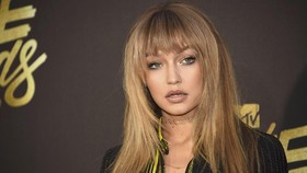 Gigi Hadid Minta Maaf atas Aksinya Meniru Melania Trump