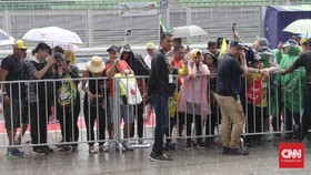 Para Pemburu Rossi-Lorenzo Diganggu Hujan Lebat