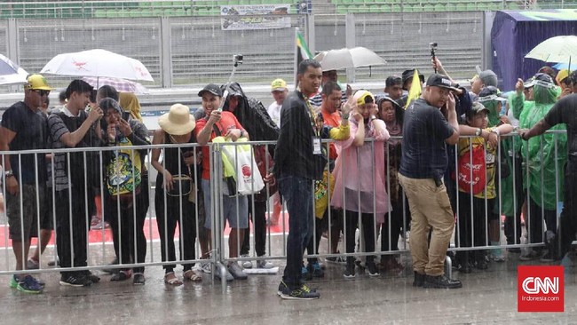 Seharusnya penggemar MotoGP bisa mendapatkan waktu 45 menit untuk melihat Valentino Rossi dan Jorge Lorenzo dari dekat. Tapi peluang itu diganggu hujan.
