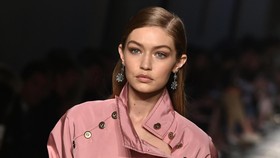 Gigi Hadid Jadi Sampul Depan Vogue Arabia Edisi Pertama