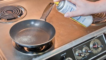 Tips Membersihkan Peralatan Dapur Sesuai Bahannya, Termasuk Teflon