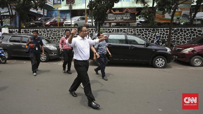 Menurut Anies, penyaluran KIP dan KJP secara bersamaan tak akan sia-sia. KIP disebut berguna melengkapi kebutuhan yang tidak ter-cover KJP.