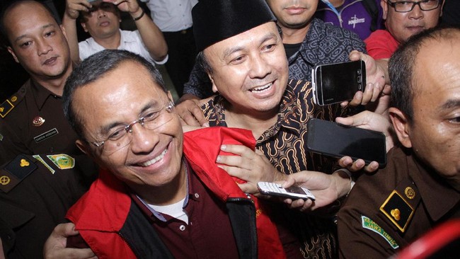 Dahlan mengajukan permohonan praperadilan atas status tersangka dirinya dalam kasus mobil listrik oleh Kejaksaan Agung.
