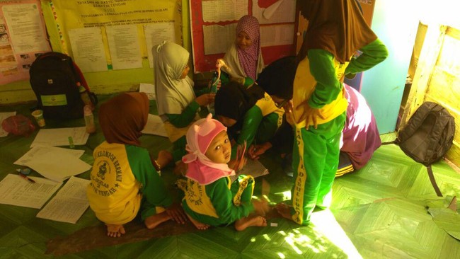 Fasilitas boleh terbatas, tapi semangat jangan terbatas. Seperti adik-adik di Kepulauan Sebatik, Kalimantan Utara.