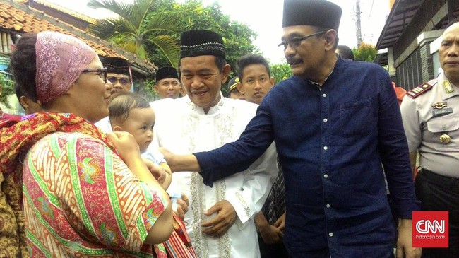 Calon Wagub DKI Jakarta Djarot Saiful melambaikan tangan dengan salam dua jari ke sejumlah pendemo Ahok yang melintas di Pasar Pramuka
