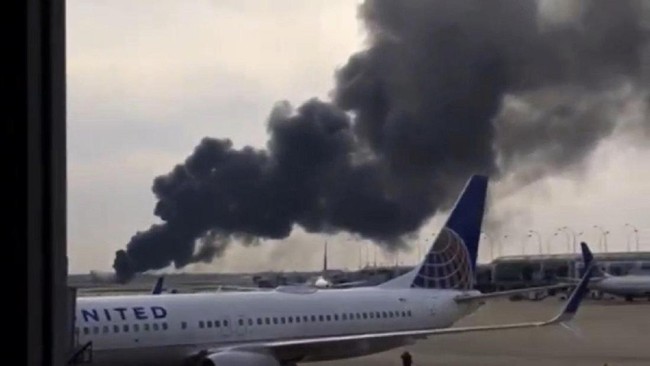 Kerusakan pada mesin diduga menjadi penyebab terbakarnya pesawat saat akan lepas landas di Bandara O'Hare, Chicago, Amerika Serikat.