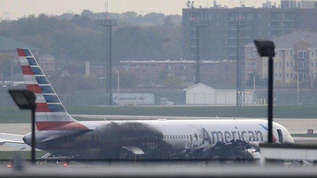 Gara-gara kereta bayi, petugas maskapai American Airlines membentak ibu dan anak yang sedang dipeluknya. Kejadian ini viral di media sosial.