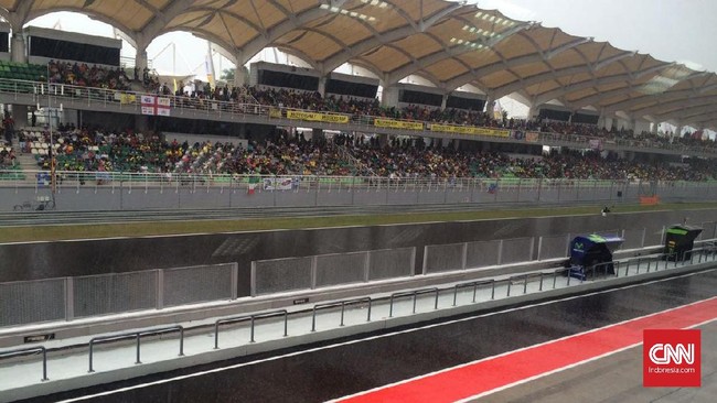 Situasi cuaca di Sepang sama dengan pada hari latihan pertama, Jumat (28/10). Setelah kualifikasi Moto3 tertunda akibat hujan, apakah ada kejutan di FP4 MotoGP.