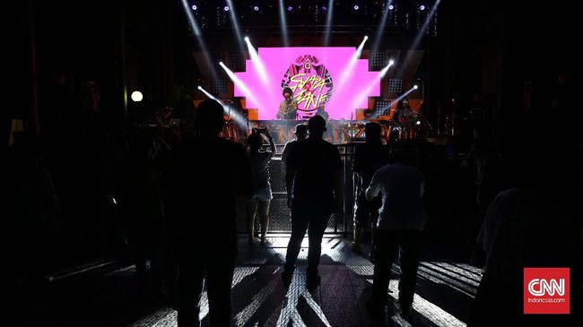 Tata cahaya panggung Distric mengajak penonton berlama-lama berdiri menikmati musik pada perhelatan Synchronize Festival, Gambir Expo Jakarta, Jumat, 28 Oktober 2016. Ada empat panggung yang disediakan bagi penonton dengan pilihan genre musik. CNN Indonesia/Safir Makki