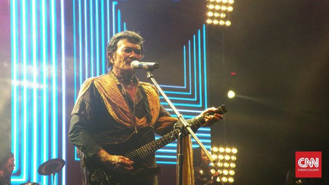 Rhoma Irama saat tampil bersama Soneta Rhoma Irama saat tampil bersama Soneta di Dynamic Stage pada Sabtu