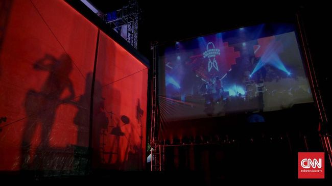 Kelompok Penerbang Roket dengan aliran keras rock menghibur pengunjung malam itu, layar yang disediakan bagi pengunjung yang ingin menikmati penampilan mereka dari jauh di Synchronize Festival, Gambir Expo Kemayoran, Jakarta, Jumat, 28 Oktober 2016. CNN Indonesia/Safir Makki