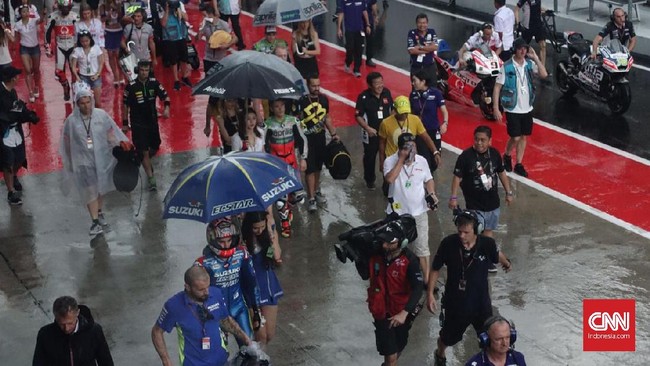 Hujan lebat membasahi kawasan sirkuit Sepang saat para pebalap MotoGP akan melakukan start di ajang grand prix Malaysia. Hal itu membuat start ditunda 15 menit.