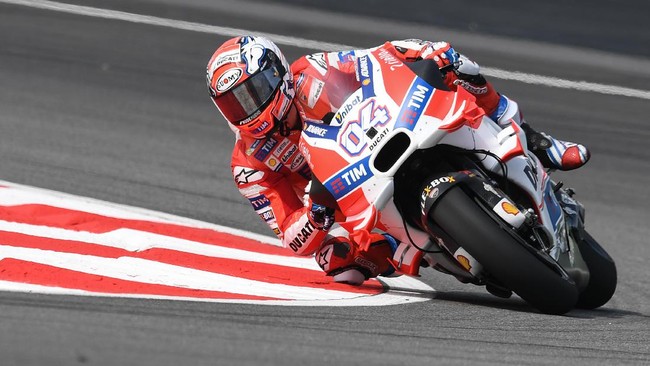 Andrea Dovizioso berhasil menjadi yang terbaik di Sepang dengan keluar sebagai pemenang MotoGP Malaysia. Kemenangan yang sempurna sebab ia pun pole position.